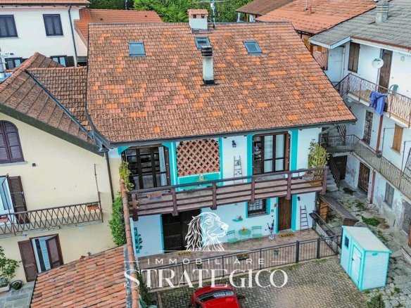 Casa di corte ristrutturata ad Arona Montrigiasco