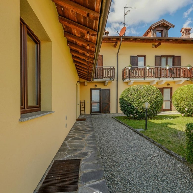 Paruzzaro — Trilocale completamente ristrutturato con giardino, domotica e fotovoltaico