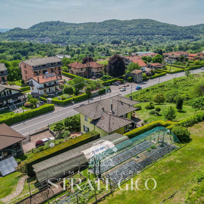 Pisano — Villa su 3 livelli + ampio fabbricato + terreno indipendente