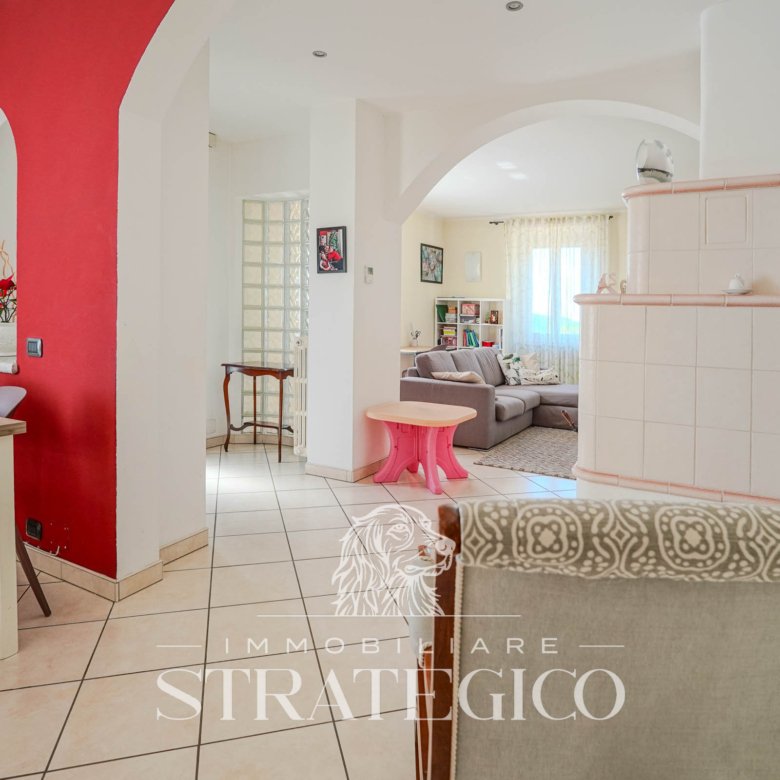 Pisano — Villa su 3 livelli + ampio fabbricato + terreno indipendente