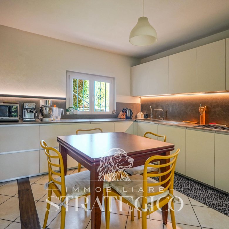 Pisano — Villa su 3 livelli + ampio fabbricato + terreno indipendente