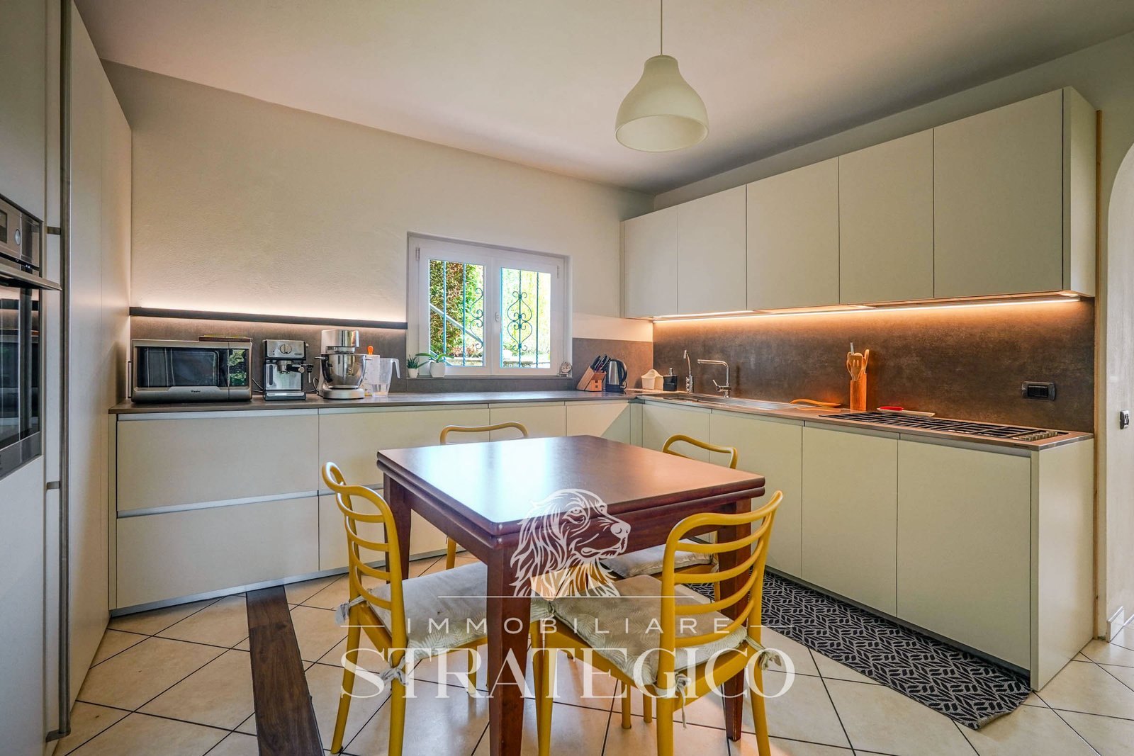 Pisano — Villa su 3 livelli + ampio fabbricato + terreno indipendente
