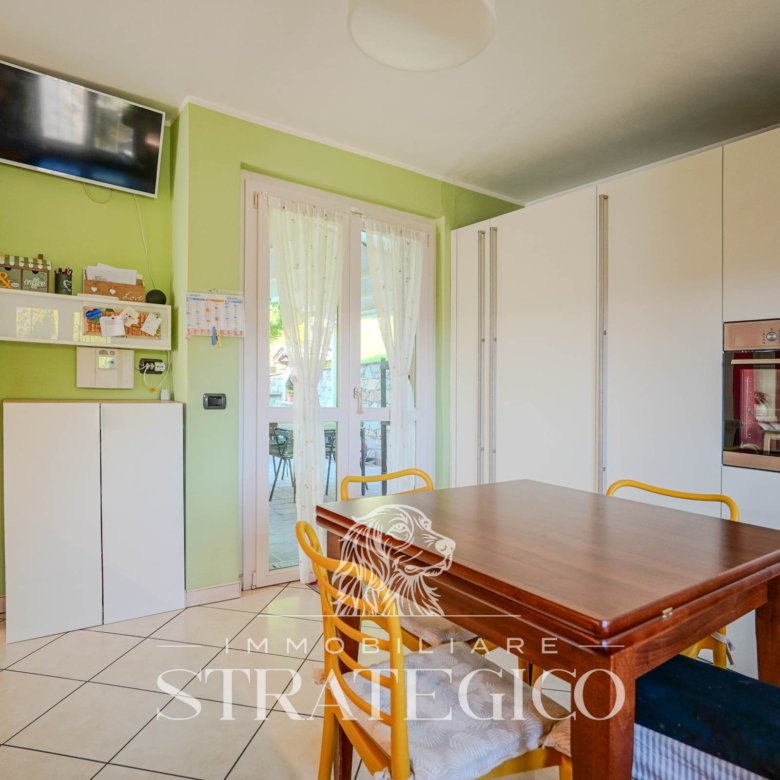 Pisano — Villa su 3 livelli + ampio fabbricato + terreno indipendente