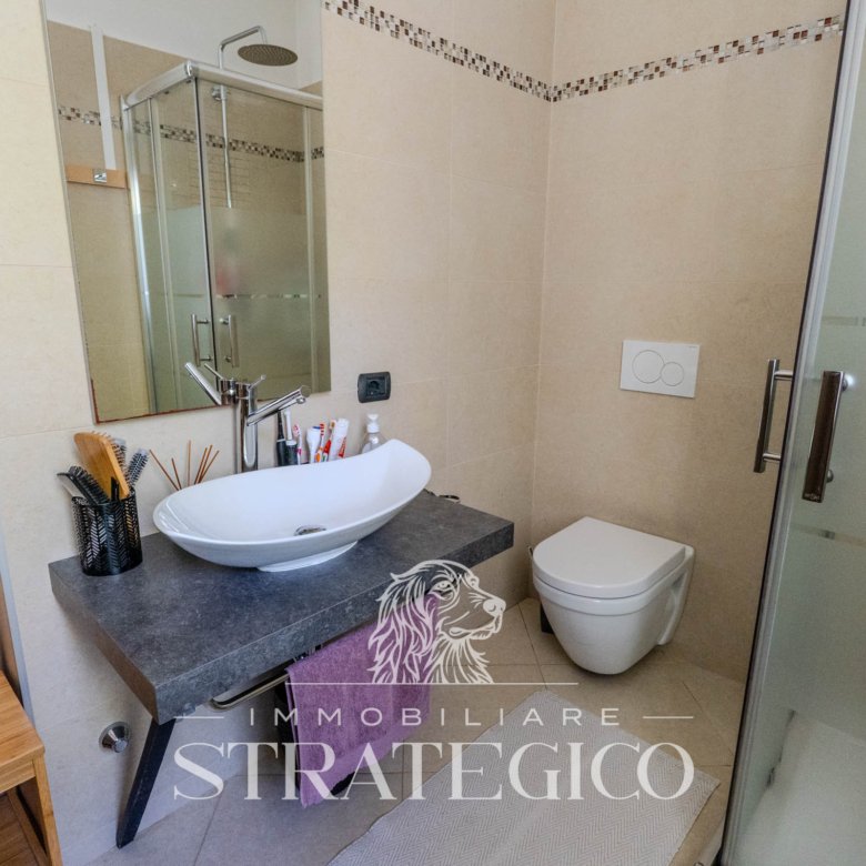 Pisano — Villa su 3 livelli + ampio fabbricato + terreno indipendente