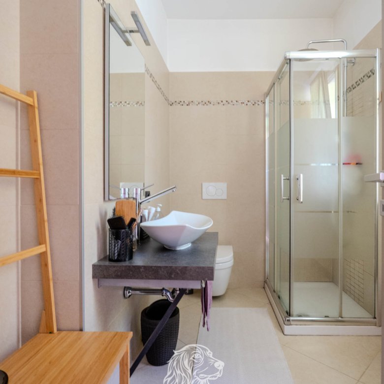 Pisano — Villa su 3 livelli + ampio fabbricato + terreno indipendente