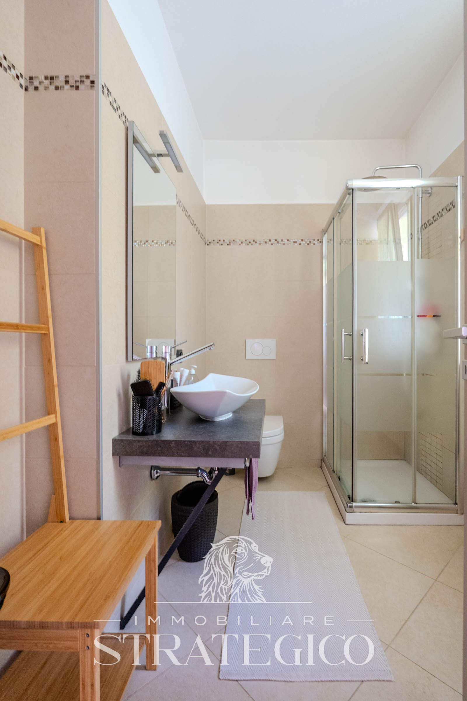 Pisano — Villa su 3 livelli + ampio fabbricato + terreno indipendente