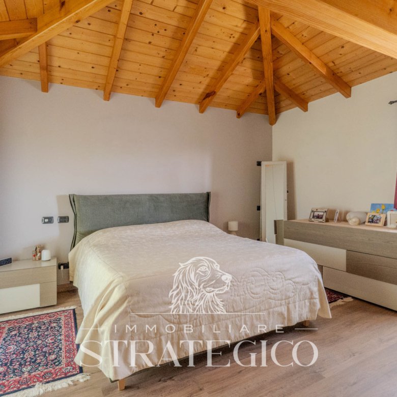 Pisano — Villa su 3 livelli + ampio fabbricato + terreno indipendente