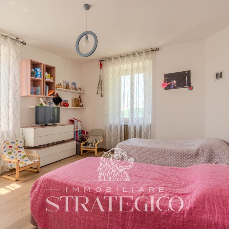 Pisano — Villa su 3 livelli + ampio fabbricato + terreno indipendente