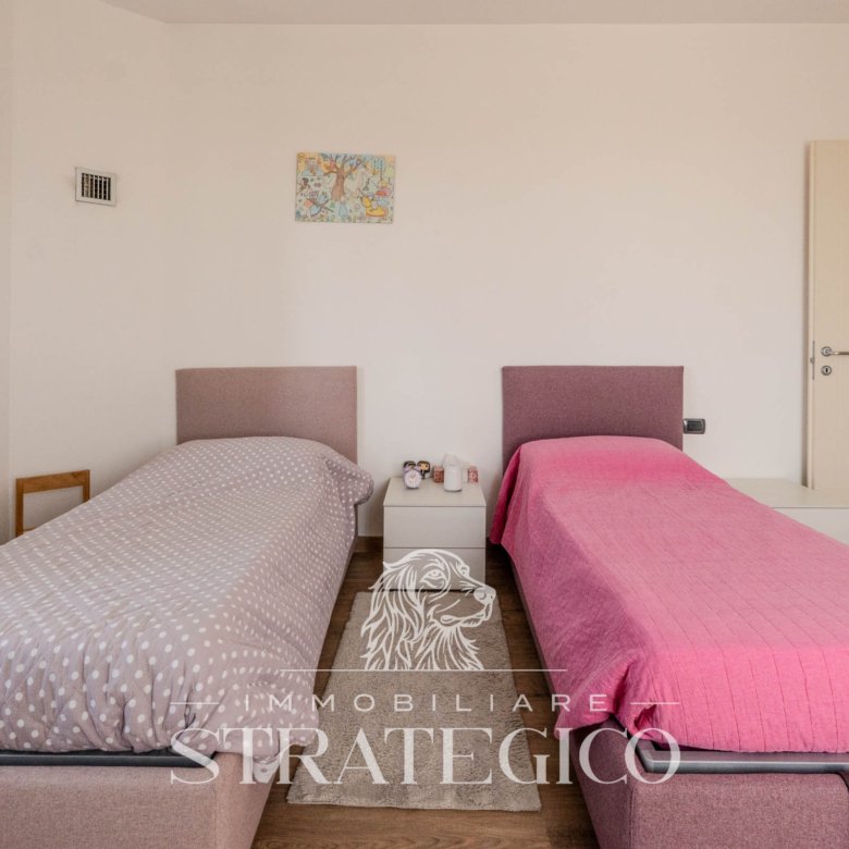 Pisano — Villa su 3 livelli + ampio fabbricato + terreno indipendente