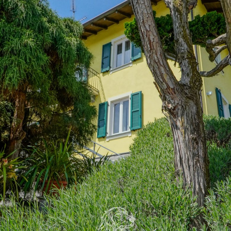 Pisano — Villa su 3 livelli + ampio fabbricato + terreno indipendente