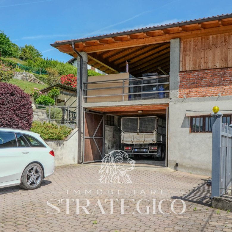 Pisano — Villa su 3 livelli + ampio fabbricato + terreno indipendente