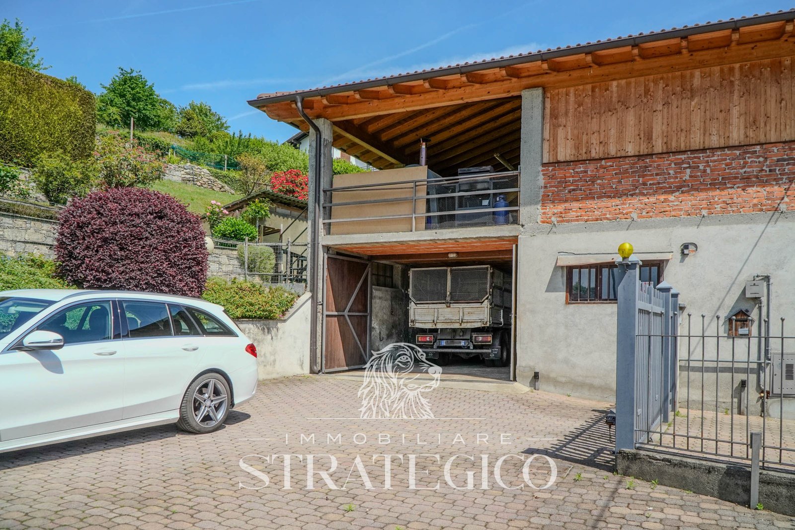 Pisano — Villa su 3 livelli + ampio fabbricato + terreno indipendente