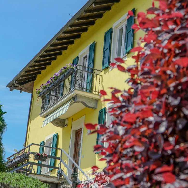 Pisano — Villa su 3 livelli + ampio fabbricato + terreno indipendente