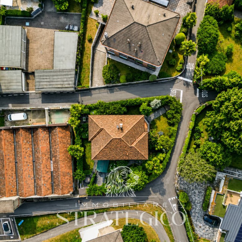 Lesa — Villa indipendente con giardino sul Lago Maggiore