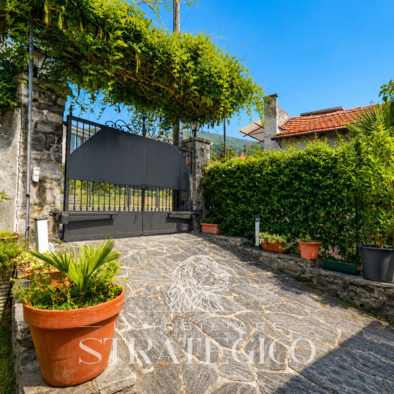 Lesa — Villa indipendente con giardino sul Lago Maggiore