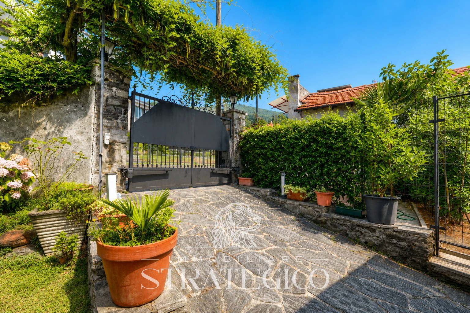 Lesa — Villa indipendente con giardino sul Lago Maggiore