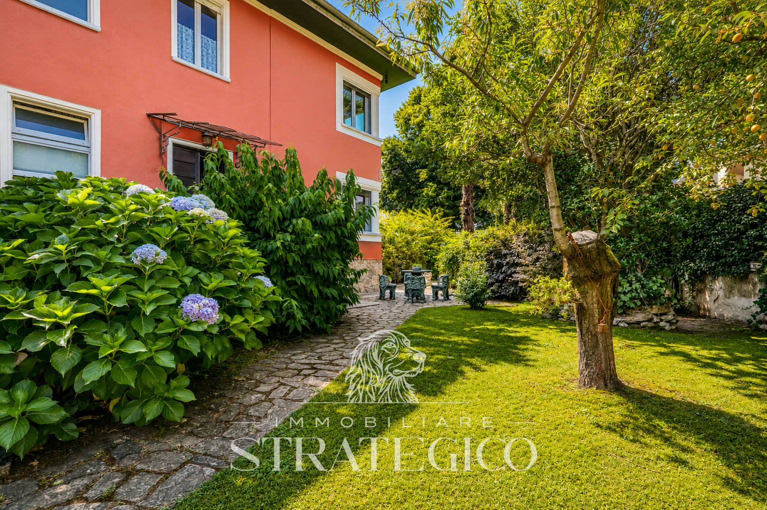 Lesa — Villa indipendente con giardino sul Lago Maggiore
