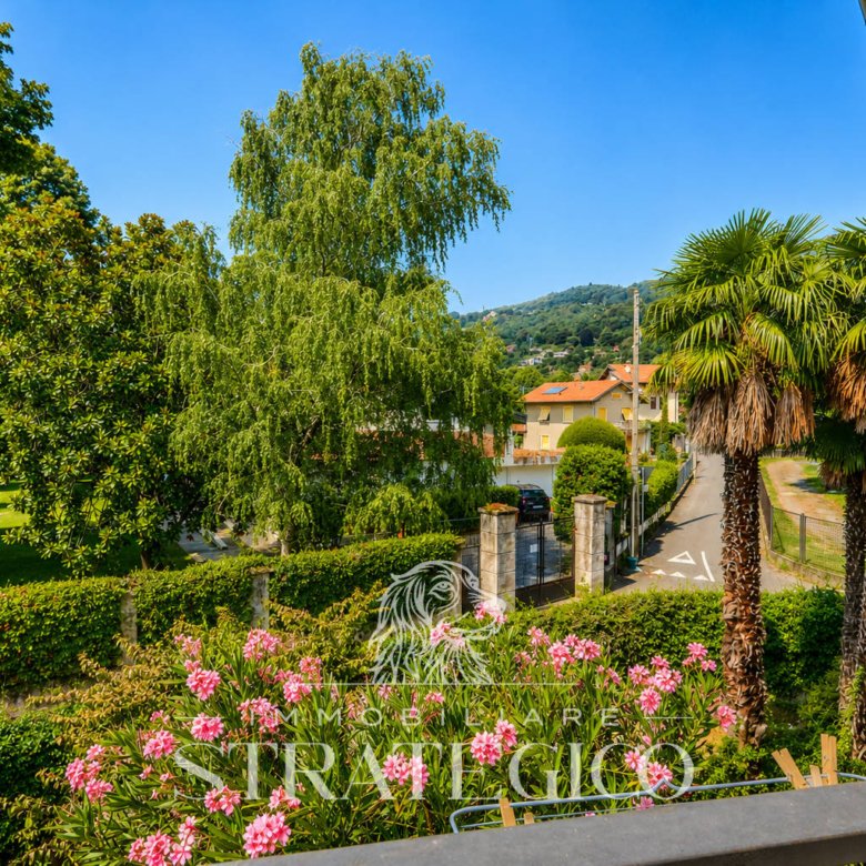 Lesa — Villa indipendente con giardino sul Lago Maggiore