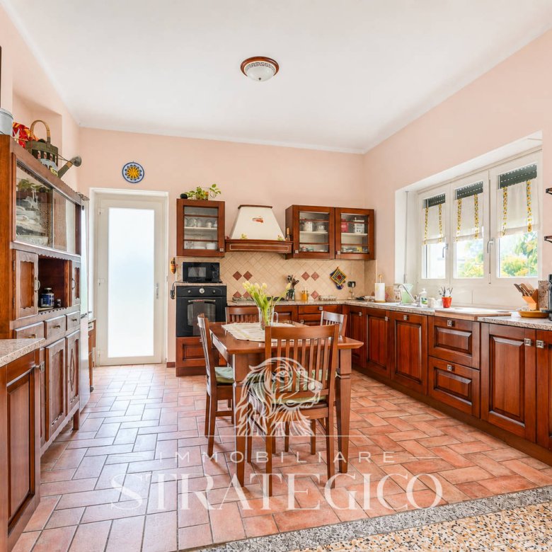 Lesa — Villa indipendente con giardino sul Lago Maggiore