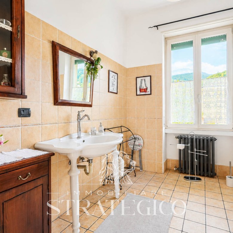 Lesa — Villa indipendente con giardino sul Lago Maggiore
