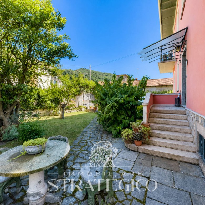 Lesa — Villa indipendente con giardino sul Lago Maggiore