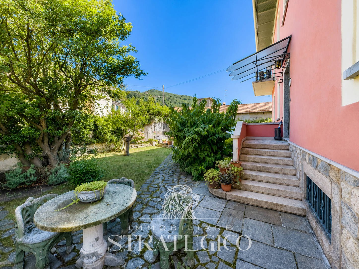 Lesa — Villa indipendente con giardino sul Lago Maggiore