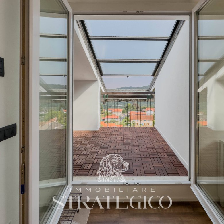 Pisano — Mansarda luminosa con terrazzo panoramico vista Lago Maggiore