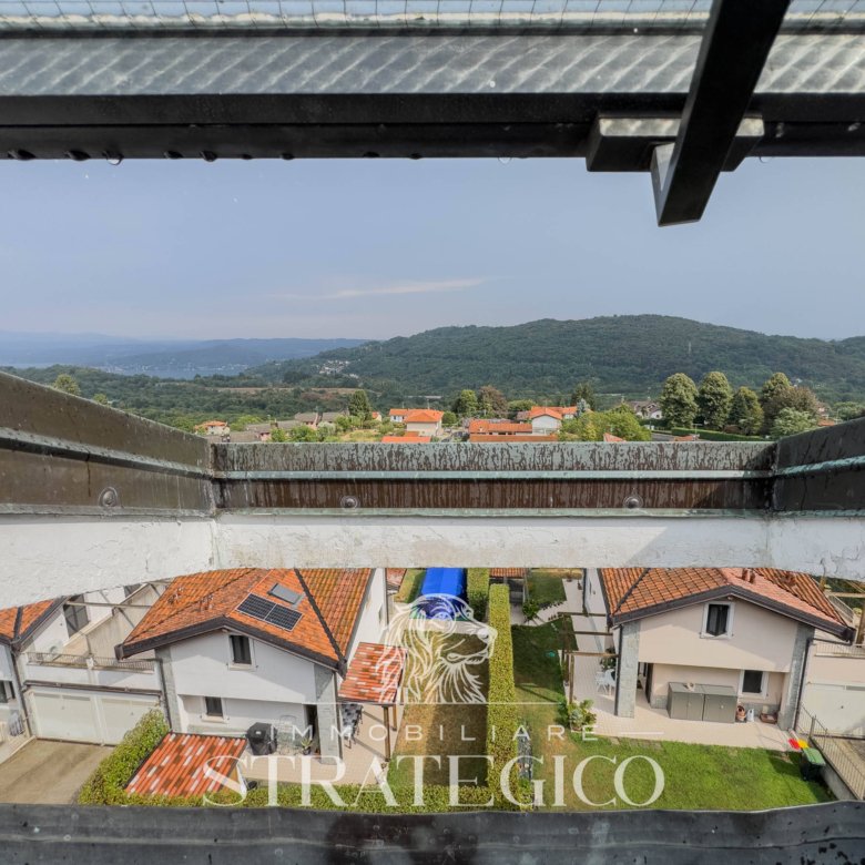 Pisano — Mansarda luminosa con terrazzo panoramico vista Lago Maggiore