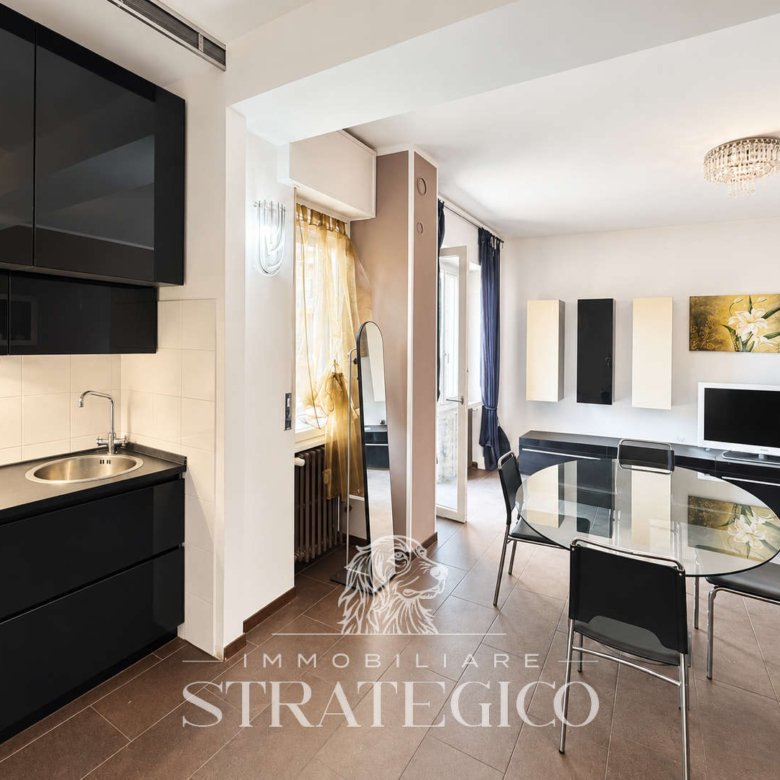 Arona — Trilocale con terrazza coperta in Via Vittorio Veneto