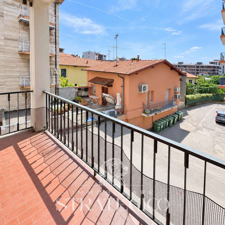 Arona — Trilocale con terrazza coperta in Via Vittorio Veneto