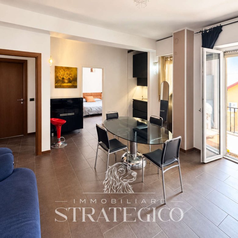 Arona — Trilocale con terrazza coperta in Via Vittorio Veneto