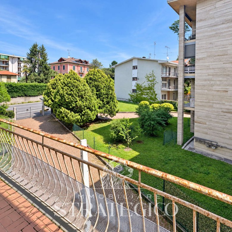 Arona — Trilocale con terrazza coperta in Via Vittorio Veneto