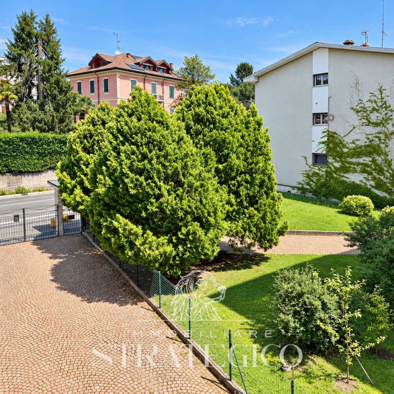 Arona — Trilocale con terrazza coperta in Via Vittorio Veneto