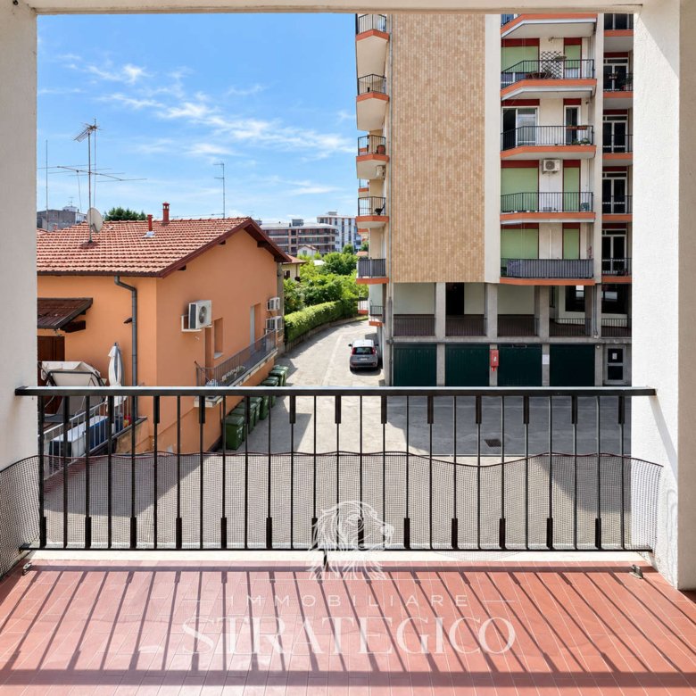 Arona — Trilocale con terrazza coperta in Via Vittorio Veneto
