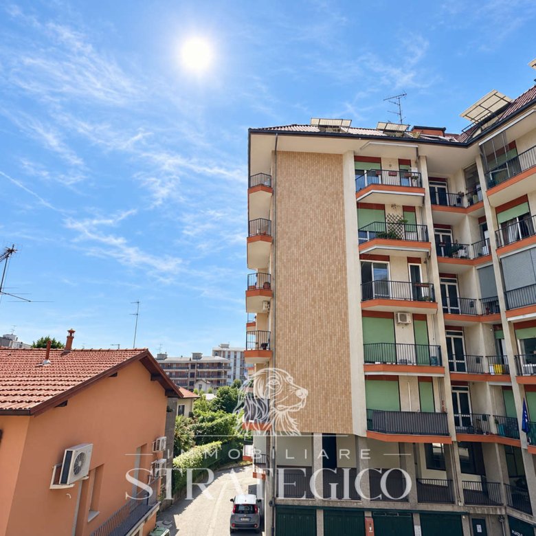 Arona — Trilocale con terrazza coperta in Via Vittorio Veneto