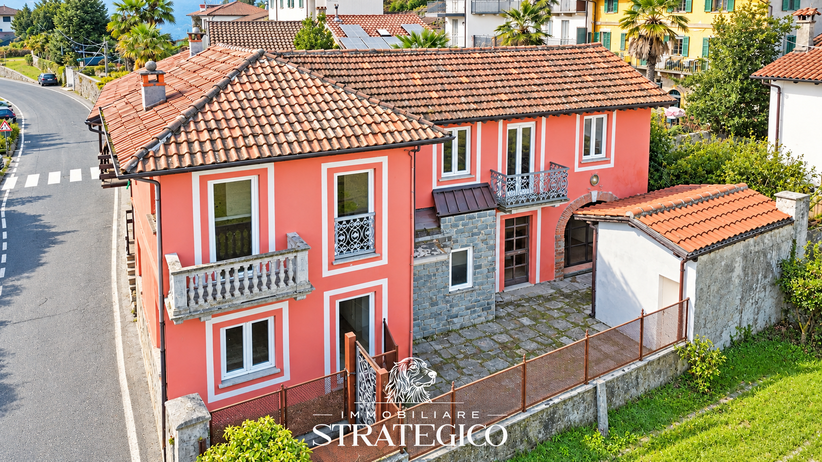 Brovello-Carpugnino: casa indipendente con cortile e balconi