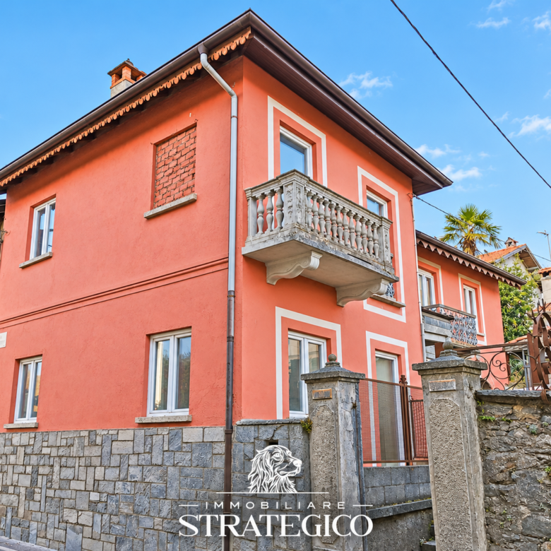 Brovello-Carpugnino: casa indipendente con cortile e balconi