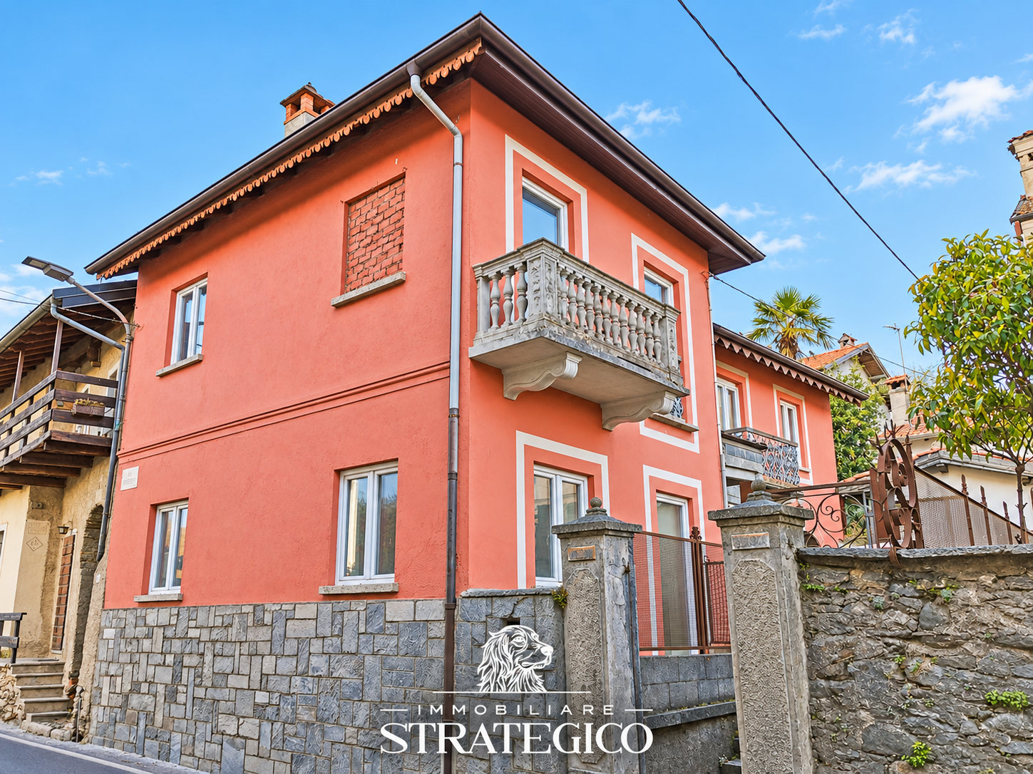 Brovello-Carpugnino: casa indipendente con cortile e balconi