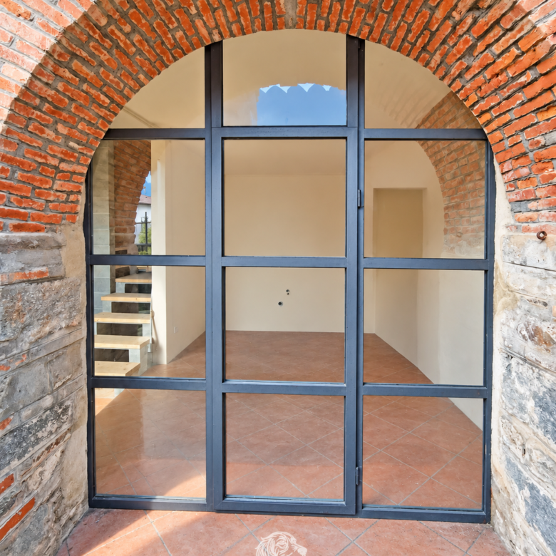 Brovello-Carpugnino: casa indipendente con cortile e balconi