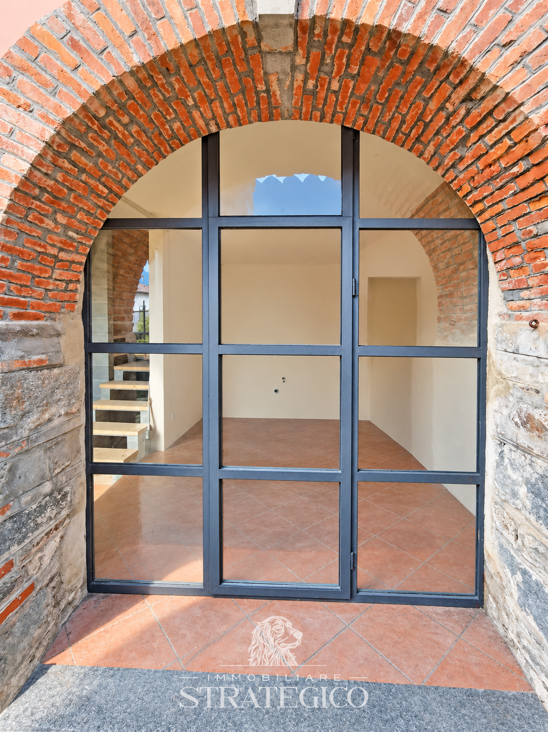 Brovello-Carpugnino: casa indipendente con cortile e balconi