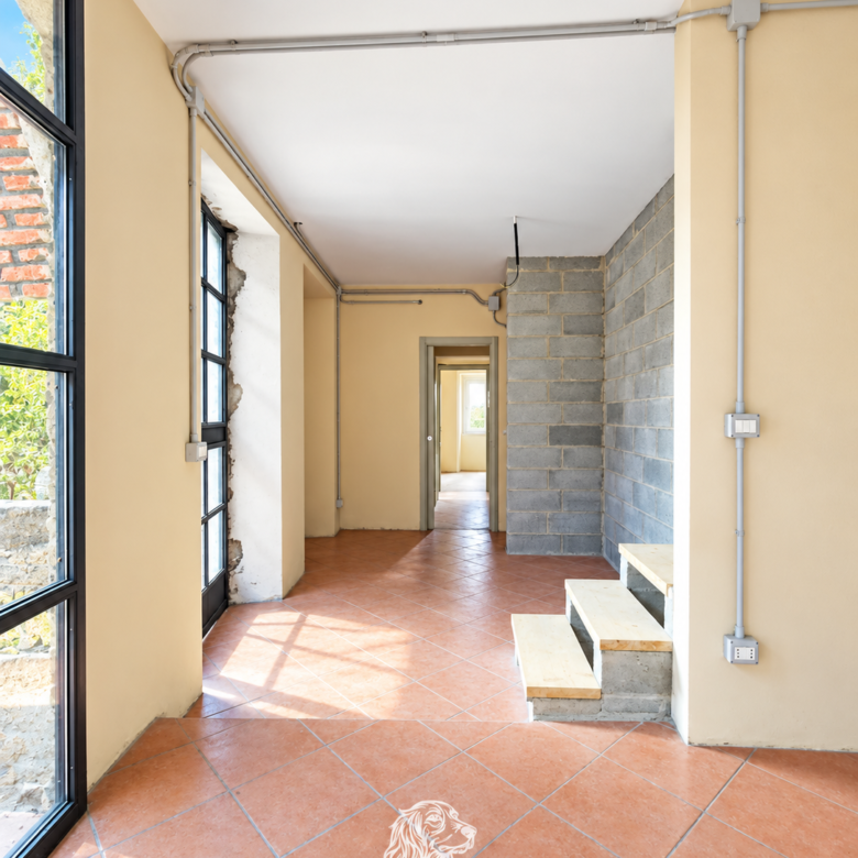 Brovello-Carpugnino: casa indipendente con cortile e balconi