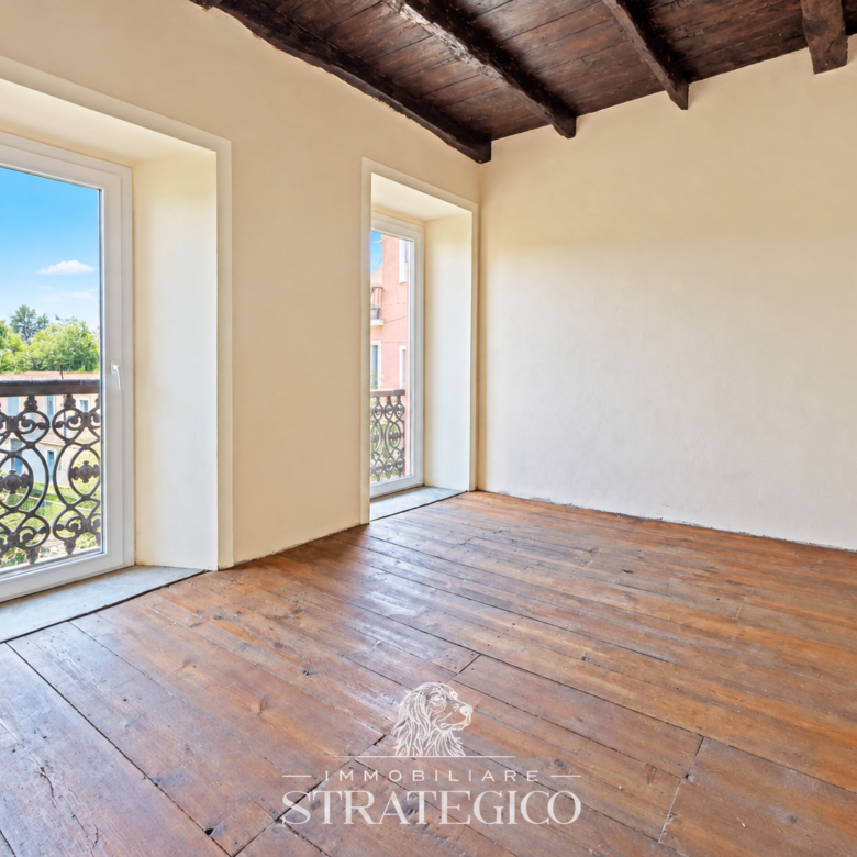 Brovello-Carpugnino: casa indipendente con cortile e balconi