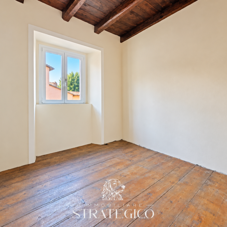 Brovello-Carpugnino: casa indipendente con cortile e balconi