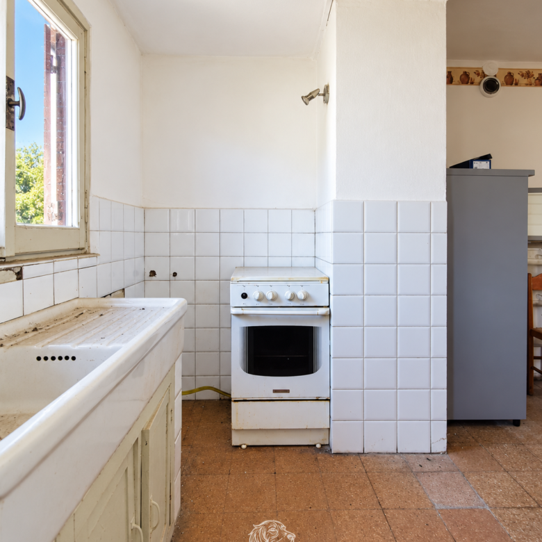 Brovello-Carpugnino: bilocale da ristrutturare con balcone e box