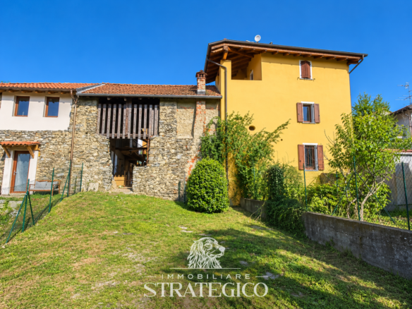 Casa in Via Fontana a Brovello-Carpugnino, con facciata in pietra, balcone in legno e giardino