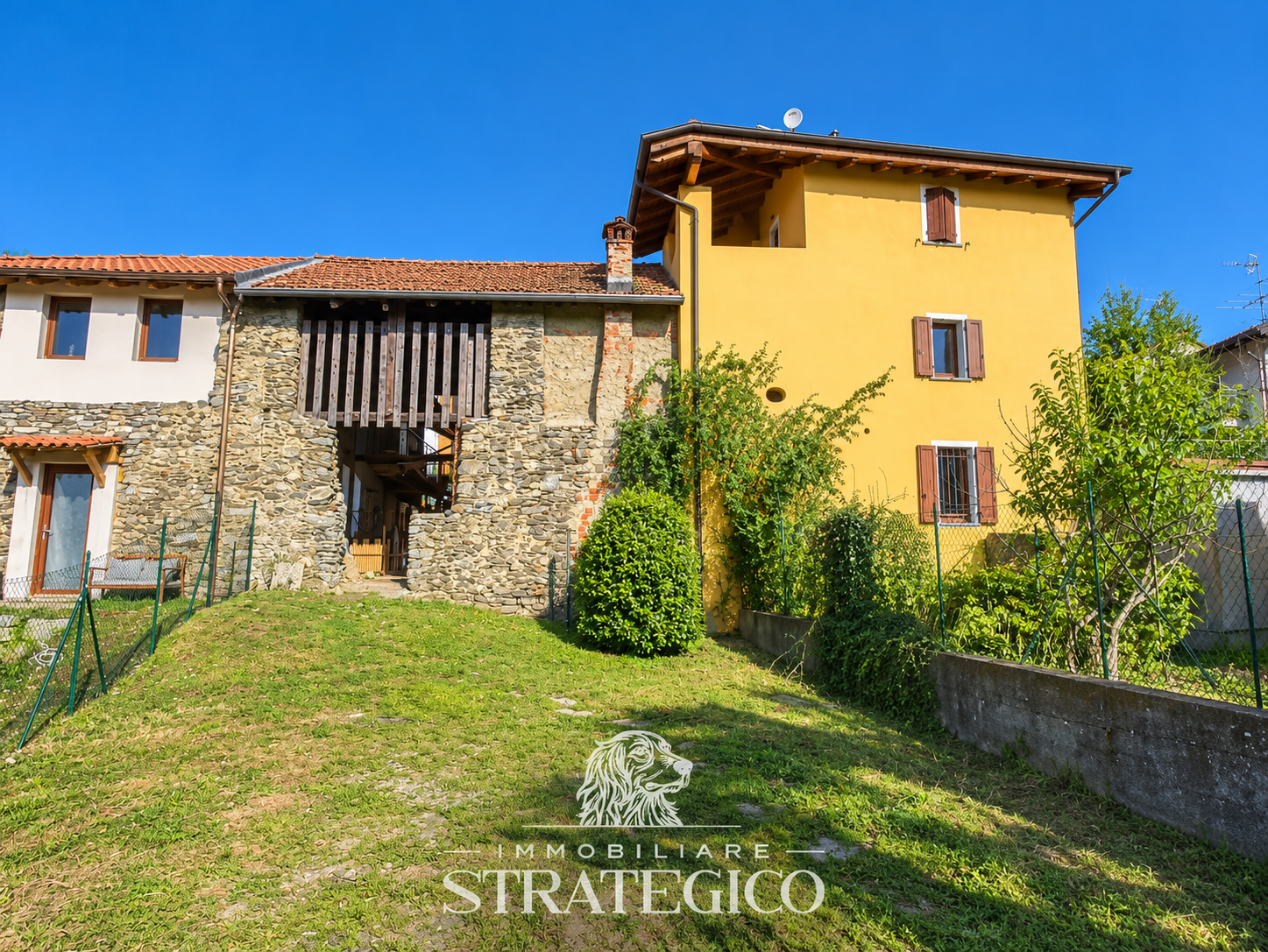 Casa in Via Fontana a Brovello-Carpugnino, con facciata in pietra, balcone in legno e giardino