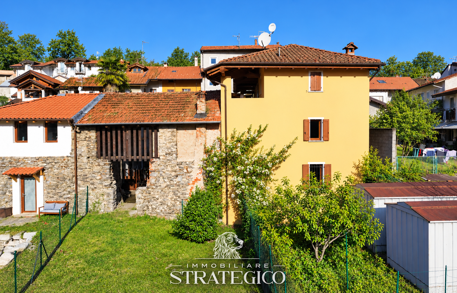 Brovello-Carpugnino: casa con giardino e balcone in Via Fontana