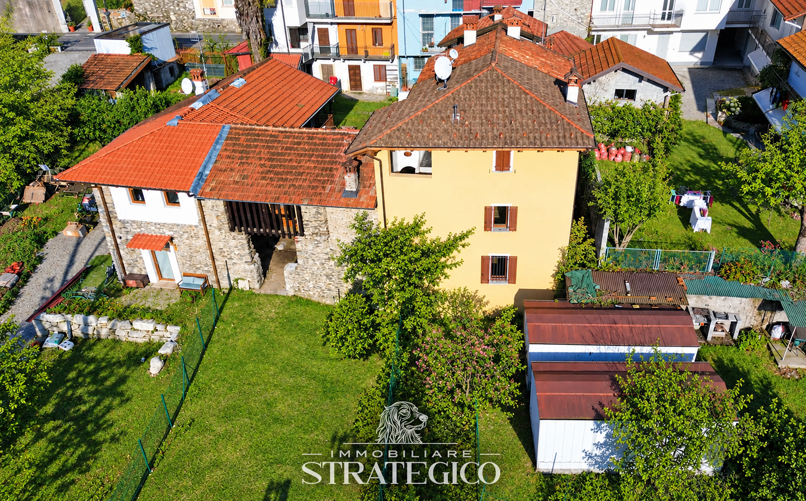 Brovello-Carpugnino: casa con giardino e balcone in Via Fontana
