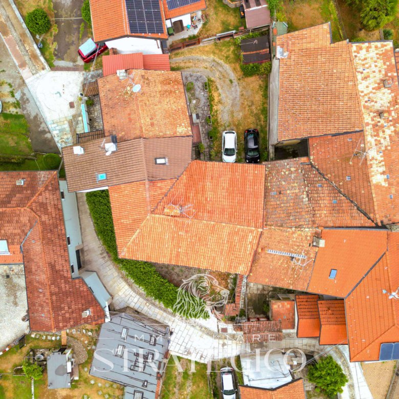 Meina — Trilocale da ristrutturare con giardino a Ghevio