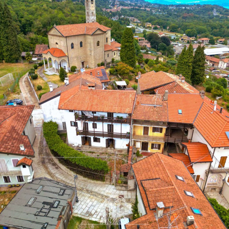 Meina — Trilocale da ristrutturare con giardino a Ghevio